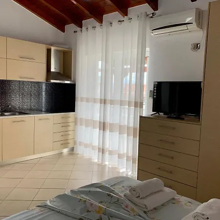 Bardhi Apts Σαράντα