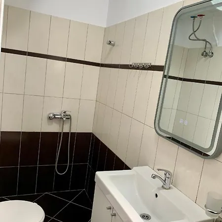 Bardhi Apts Σαράντα